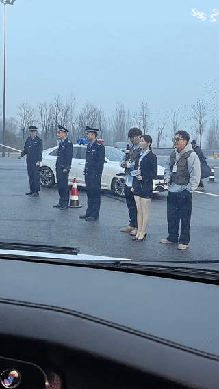 为什么两位男主持人看起来甚至要比女主持人还怕冷？人家女主持人穿着职业裙装，一脸