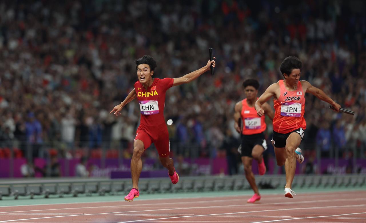 中国男队4X100米接力，夺金！——三年前，陈佳鹏反超日本队的画面，如此再次燃