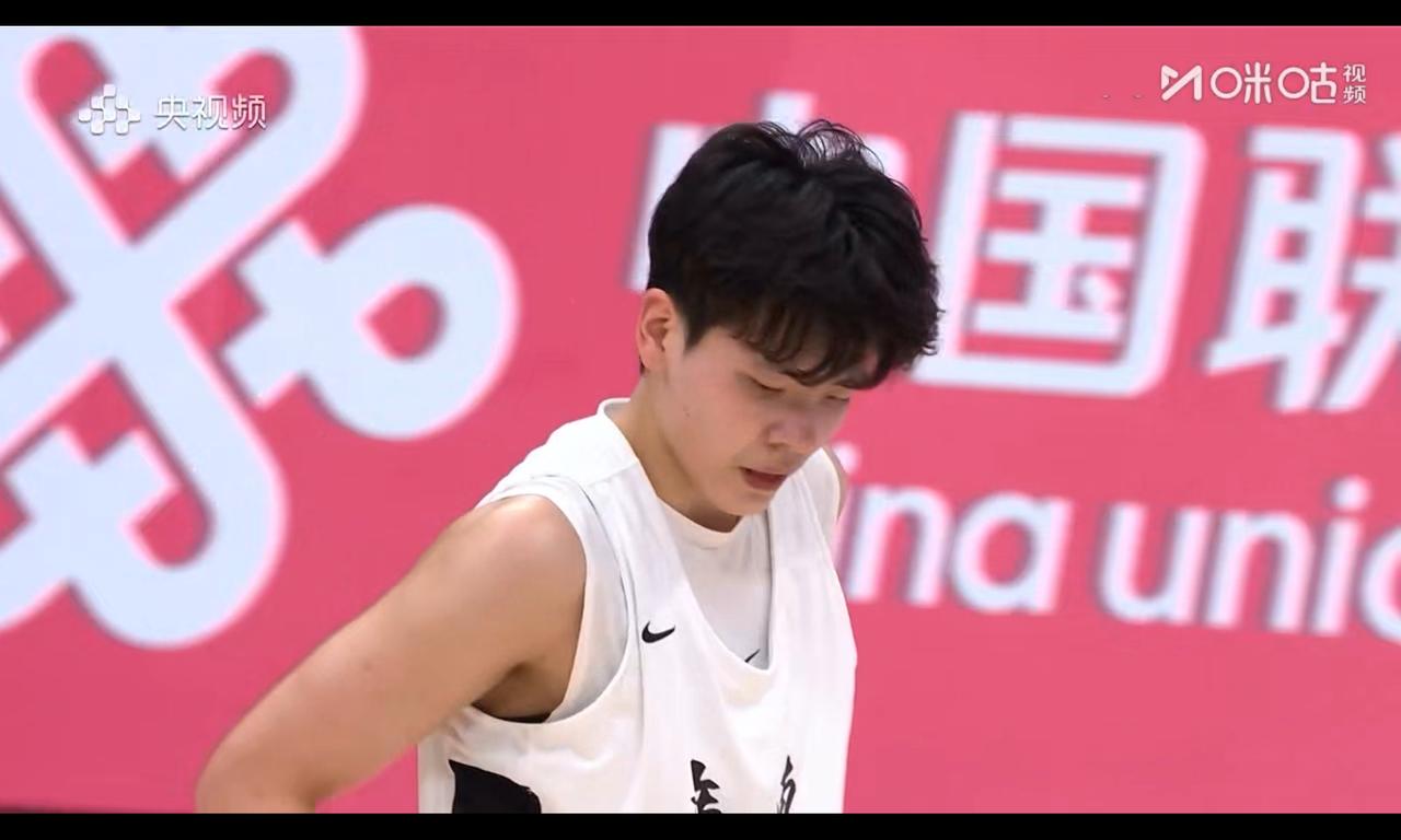 杨舒予终于成为女篮标杆，22分全场最高，两队老将表现差距太大广东队74:68