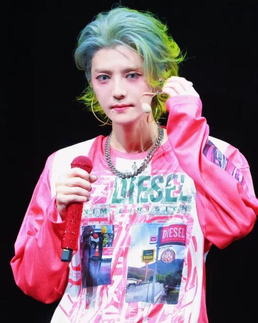 现在最羡慕谢霆锋的应该就是鹿晗了。不是羡慕他演唱会卖了多少票。他羡慕的是，谢