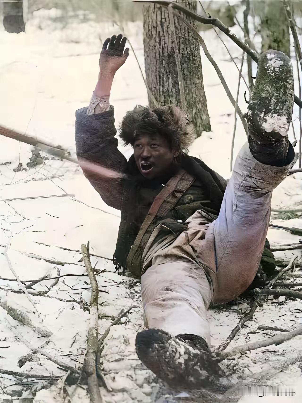 这是日本鬼子在一瞬间拍下来的照片，照片中的这个人，是东北的抗日英雄，在跟日本鬼子