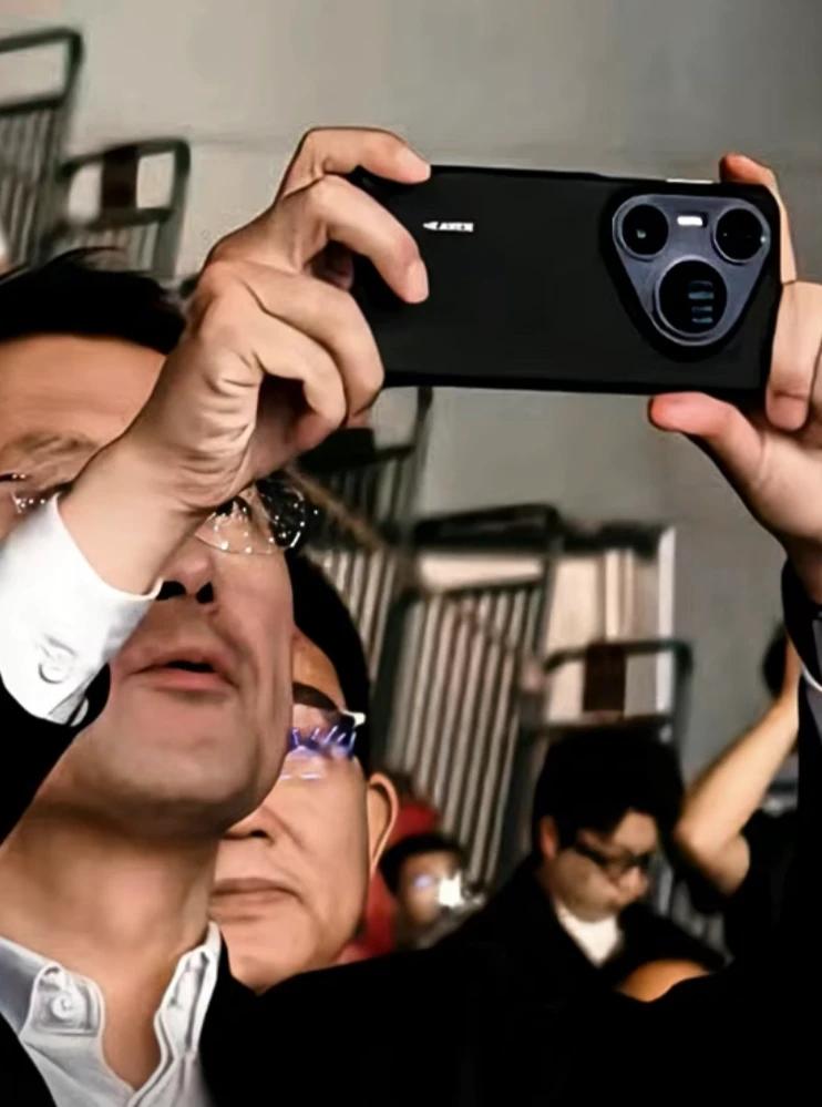 在尊界S800发布会现场，华为终端BG首席执行官何刚手举一台未曾发布的手