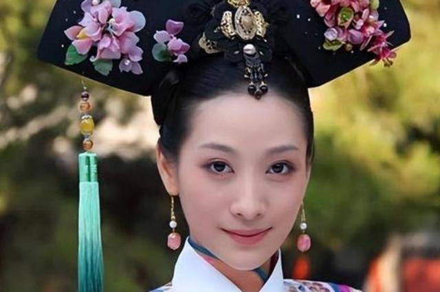 皇上独宠安陵容27天，却嫌床太小施展不开，皇上命人定制了后宫第一张大床送去，宫女