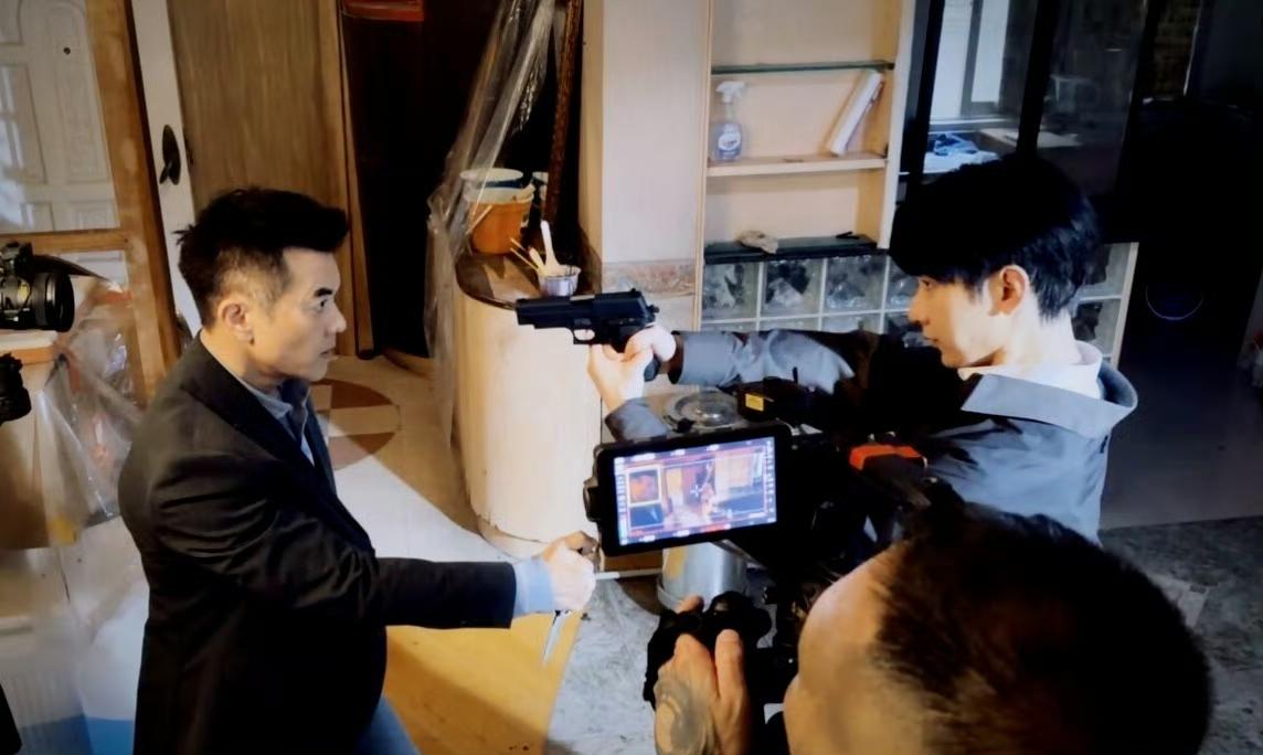 成毅新剧《狩谎》香港刚开拍第二天就上高强度的“枪战打戏”惊险刺激期待爆了！首次
