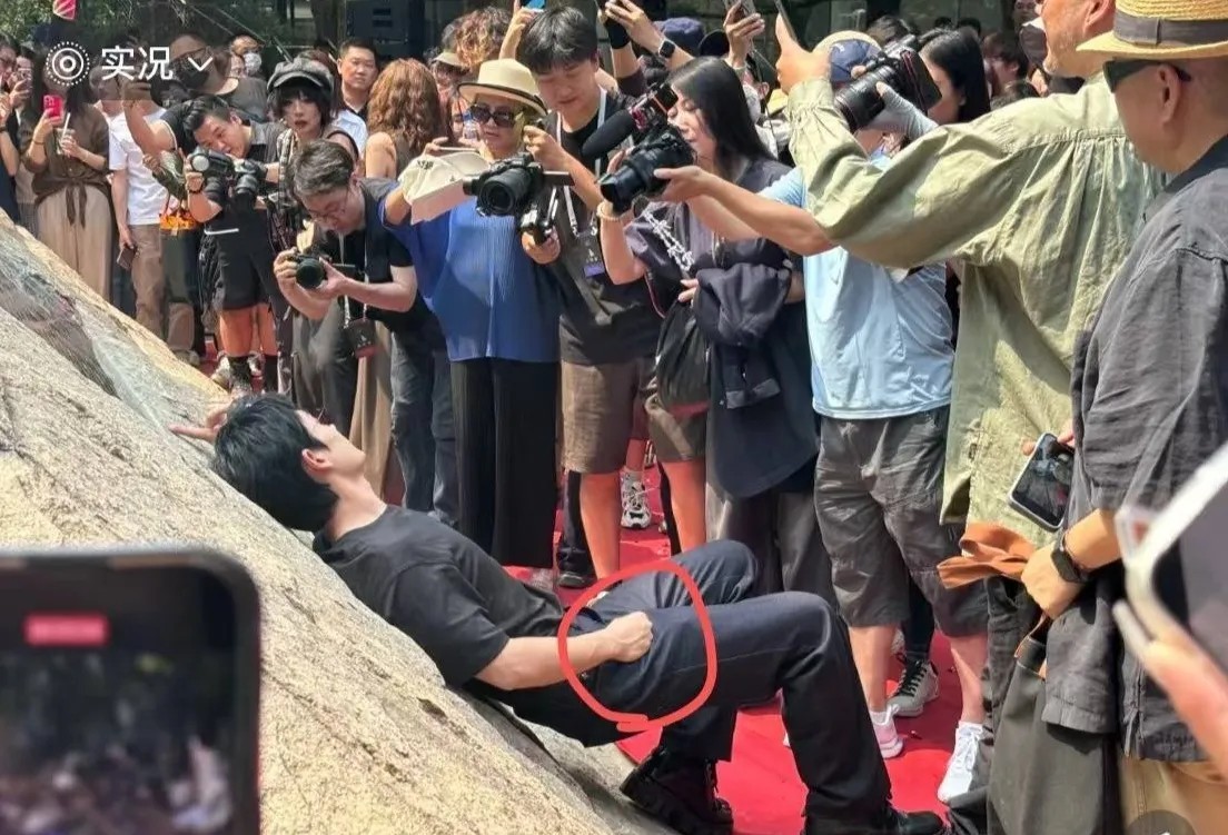 朱一龙的帅照居然是这样拍出来的！哈哈，现场万众瞩目做臀桥？朱一龙凭借《河