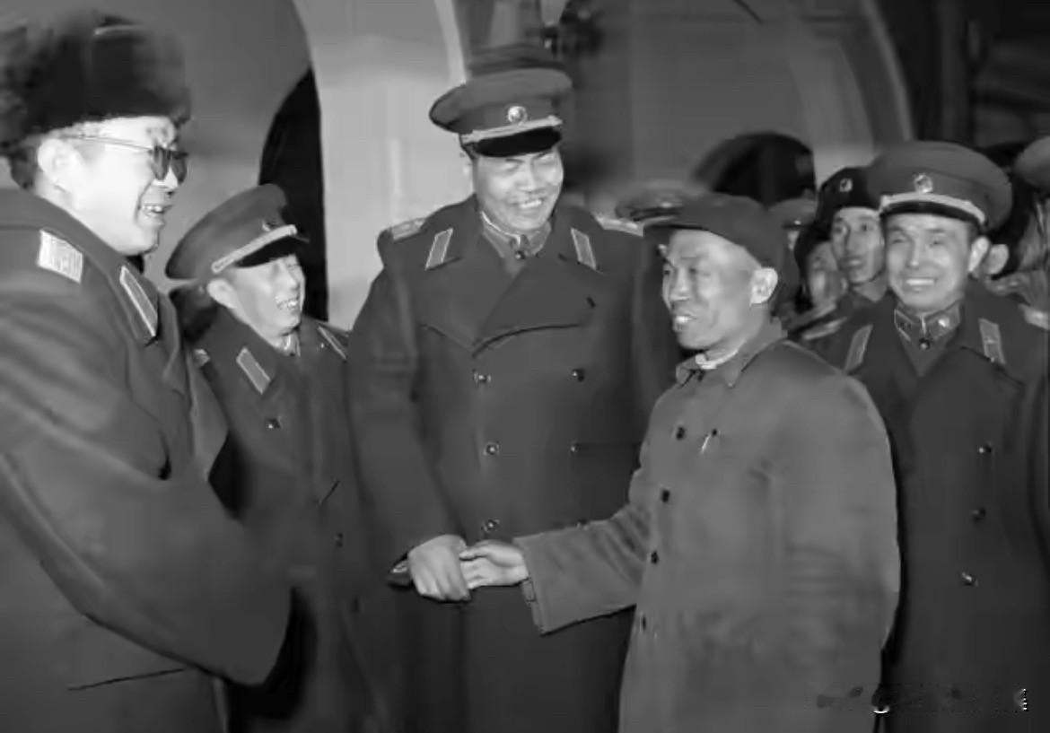 1958年，​国防部副部长黄克诚（右一）、副总参谋长张宗逊（左三）等接见老红军战