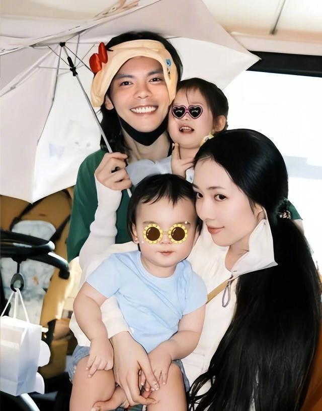向佐晒出全家出游的全家福，一双儿女都已经长高长开，小女儿气场神似向太