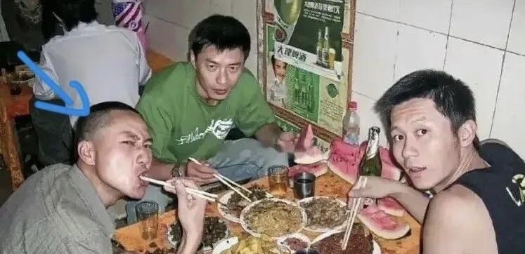 李晨那么年轻时候就有抬头纹了，当时还有点黑，并不怎么出名，谁能想到这三位曾经一起
