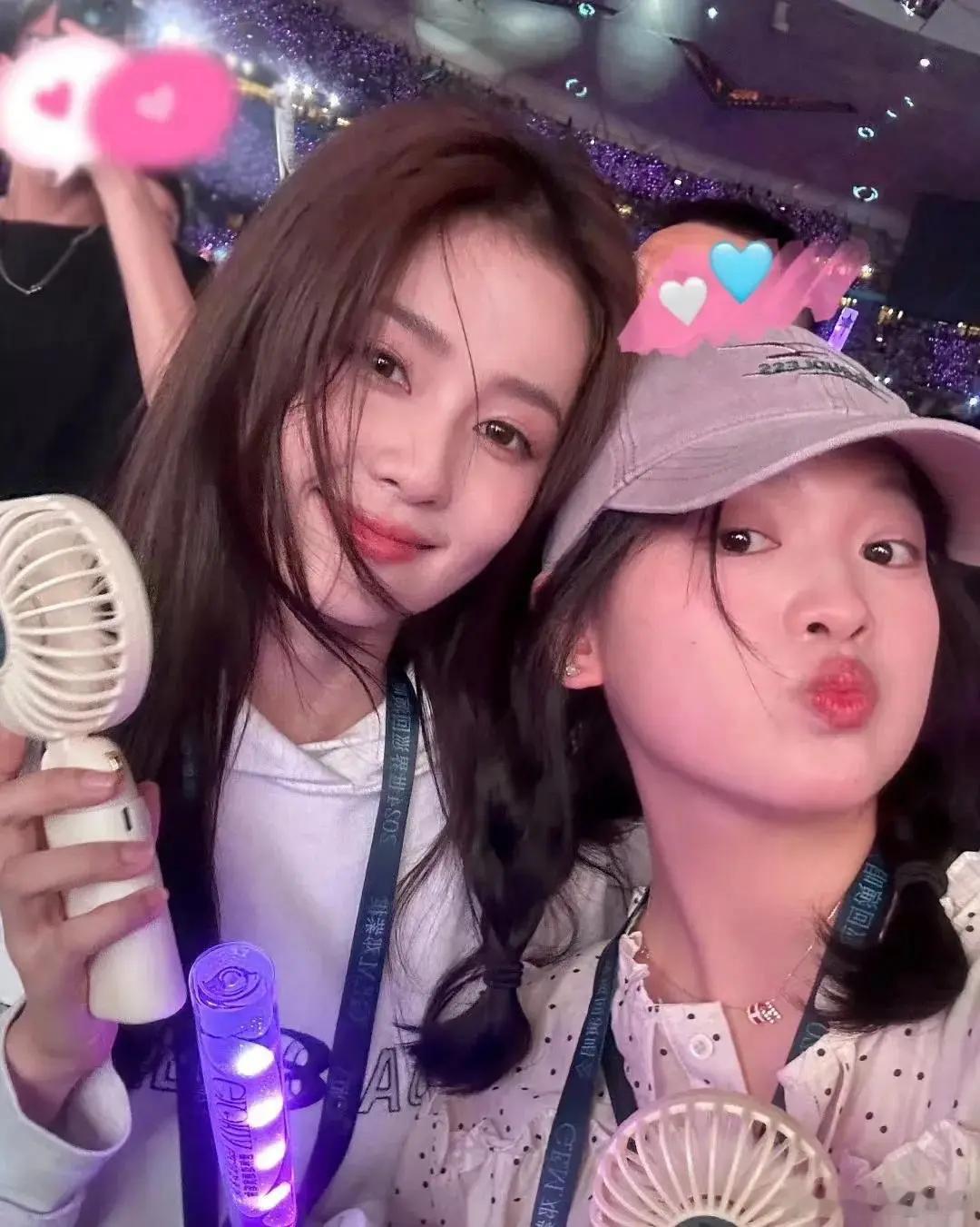 白鹿给助理呵呵做饭太暖！白鹿素颜下厨给助理做饭，十年闺蜜情看哭全网白鹿被助理呵呵