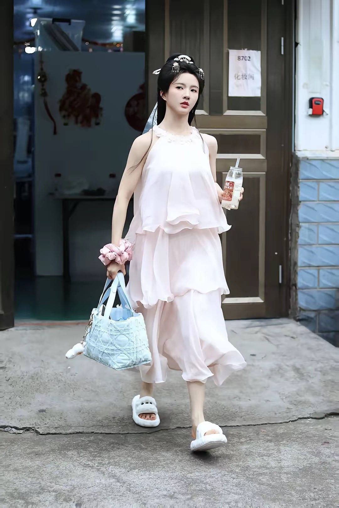 同一件裙子，被陈瑶和刘些宁穿出不一样的风格这个蛋糕裙真的很衬人呀，美女穿上去都好