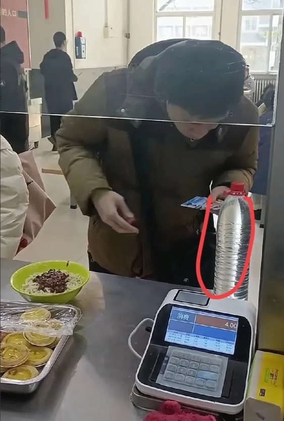 韦东奕北大食堂吃饭，一餐饭4块钱，余额显示759.8元。他吃了一碗杂酱面，面