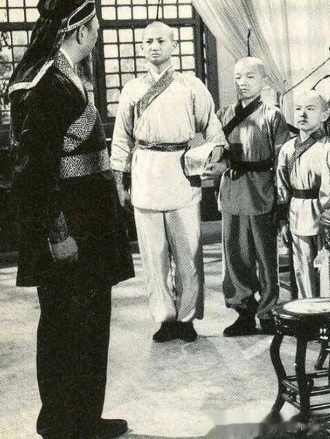 洪金宝师兄弟三人，年轻时候的珍贵合影。照片中个头最高的是大师兄洪金宝，他那个时