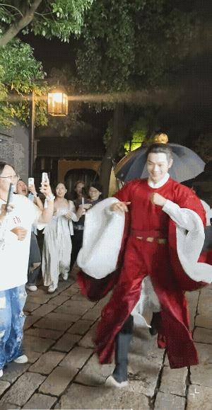 许凯昨天杀青前还有一场戏，所以穿着这套红色官服，这个红色太醒目了，显得许凯肤白貌