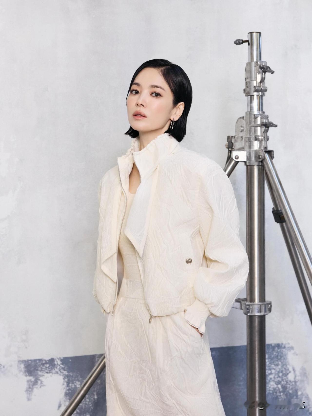 2日，演员宋慧乔通过Instagram上上传了传了多照片。照片中，宋慧乔以一头精