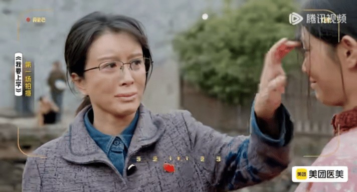 金巧巧这次饰演乡村教师的造型引发热议，有人觉得她灰头土脸的妆容过于刻意，质疑是否