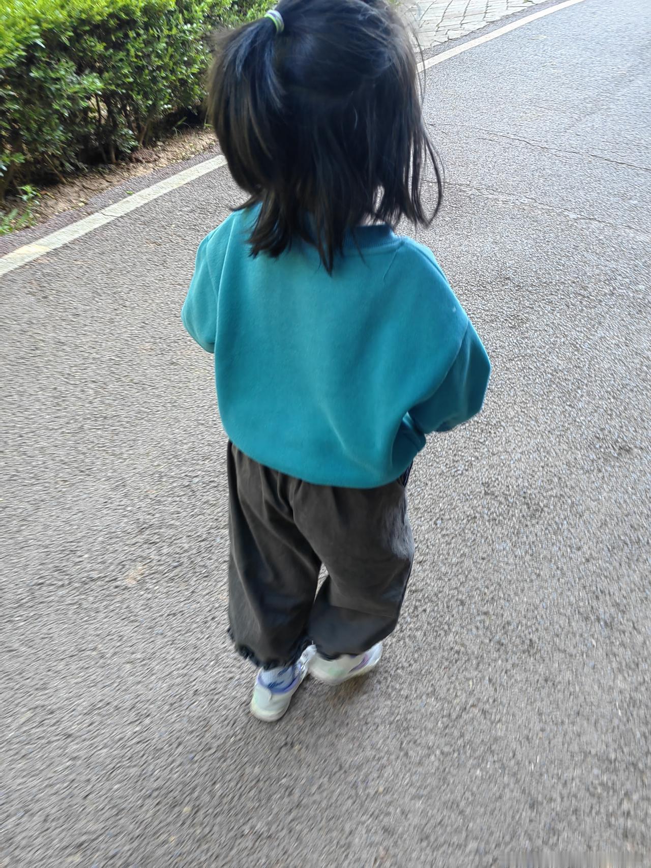 离婚独自带两个女儿，相亲男昨晚来到我家，拿出200现金给我家老大，老二看到后直接
