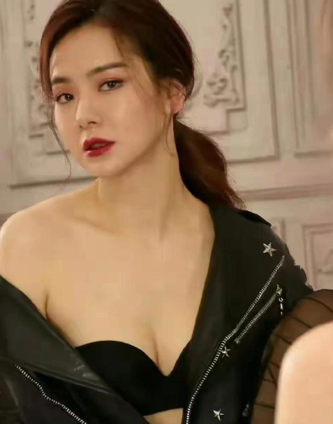 戚薇大胆写真，真的太迷人了