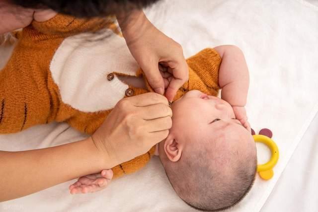 保姆小芳的遭遇，真把高端家政的遮羞布扯下来了。腊月二十三北方小年，她在别墅忙得脚