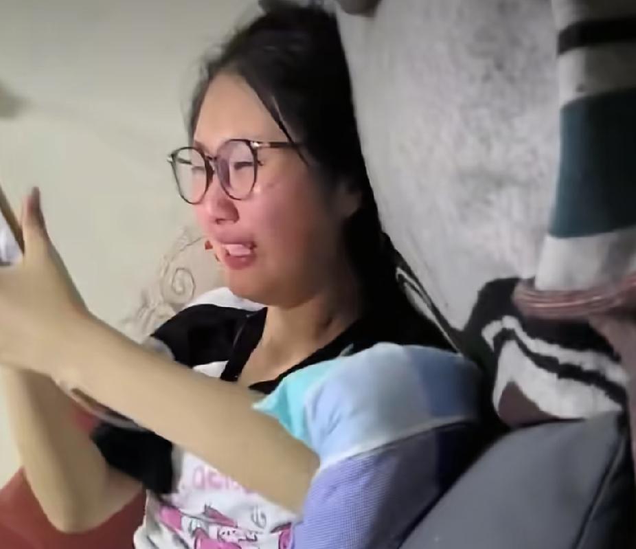 刚打了5天暑假工的女孩，回家算了自己的收入后，哭着说出的话，让妈妈听着心疼了。