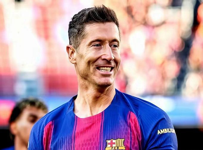 欧洲转会新闻！★他留下！莱万决定全力帮助巴萨夺得本赛季西甲冠军和欧冠冠军，然