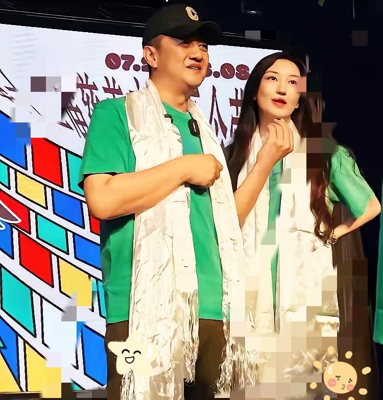 李亚鹏李嫣父女同框，20岁的李嫣气质拉满太亮眼！哪怕嘴唇还有一丝不完美，却成