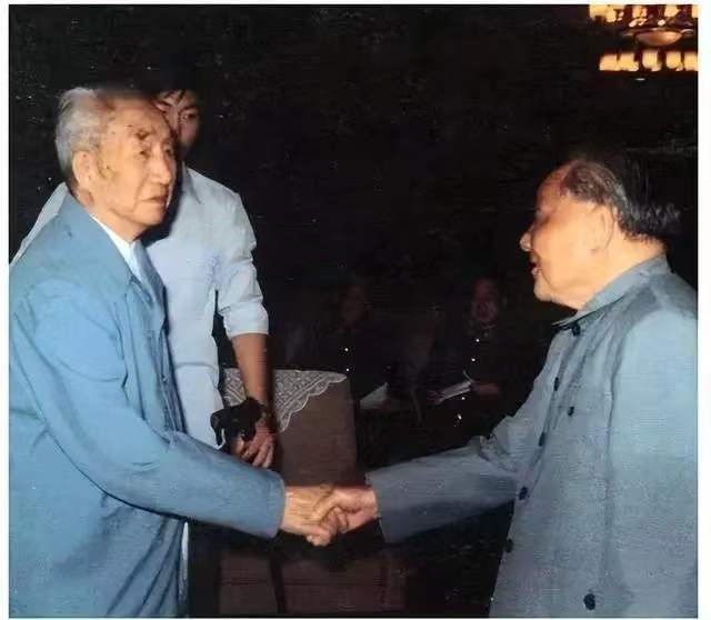 人生最圆满的元帅是谁？他不但担任过总参谋长，还担任了国防部长，还长年担任军委副主