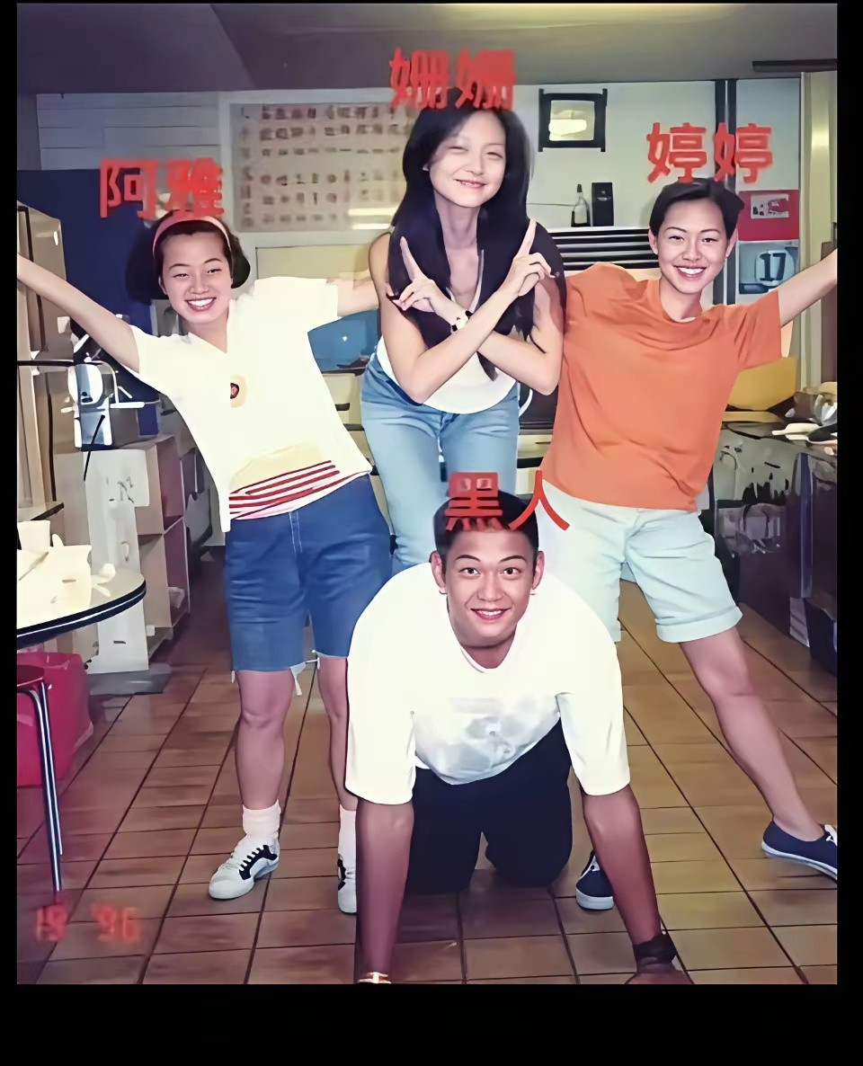 这张照片每次看到都要被大S美到看好几遍，看的出来他们关系相当好​​​