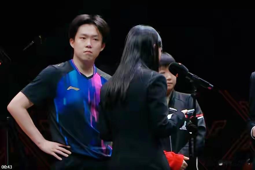 莎头的这个采访越看越好玩！当时亚当捉弄大头，看大头拿着话筒准备发言，亚当