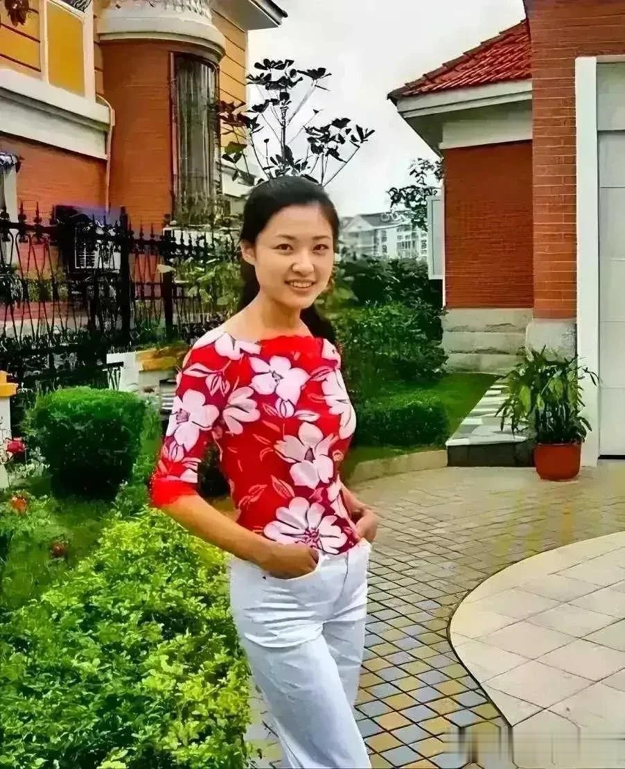 1993年，25岁的周涛站在自家房子前的照片，一个人气质是模仿不来的[呲牙笑]。