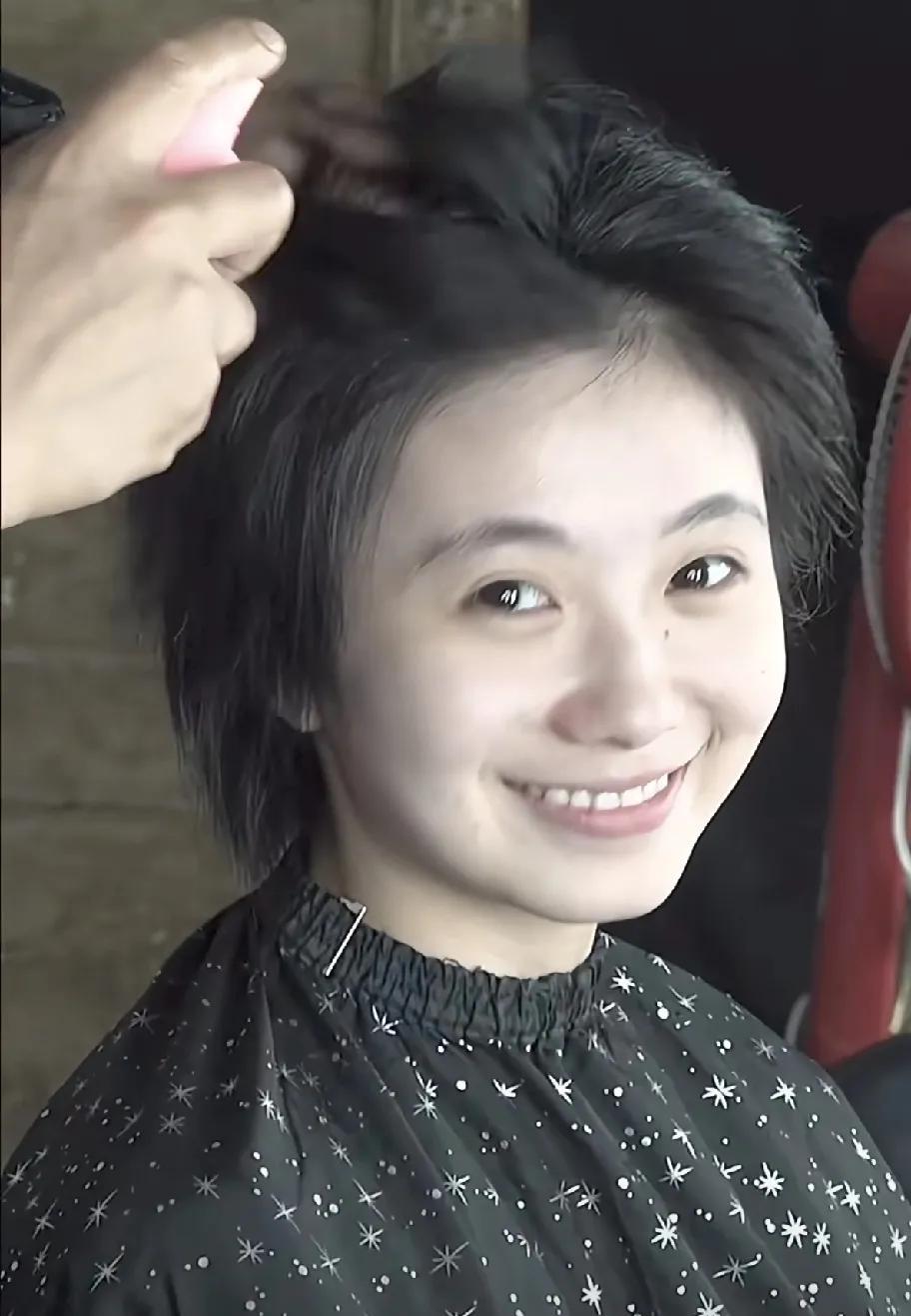 不愧是新一代谋女郎，刘浩存的素颜太能打了，还是这种没有型的短发。#刘浩存#