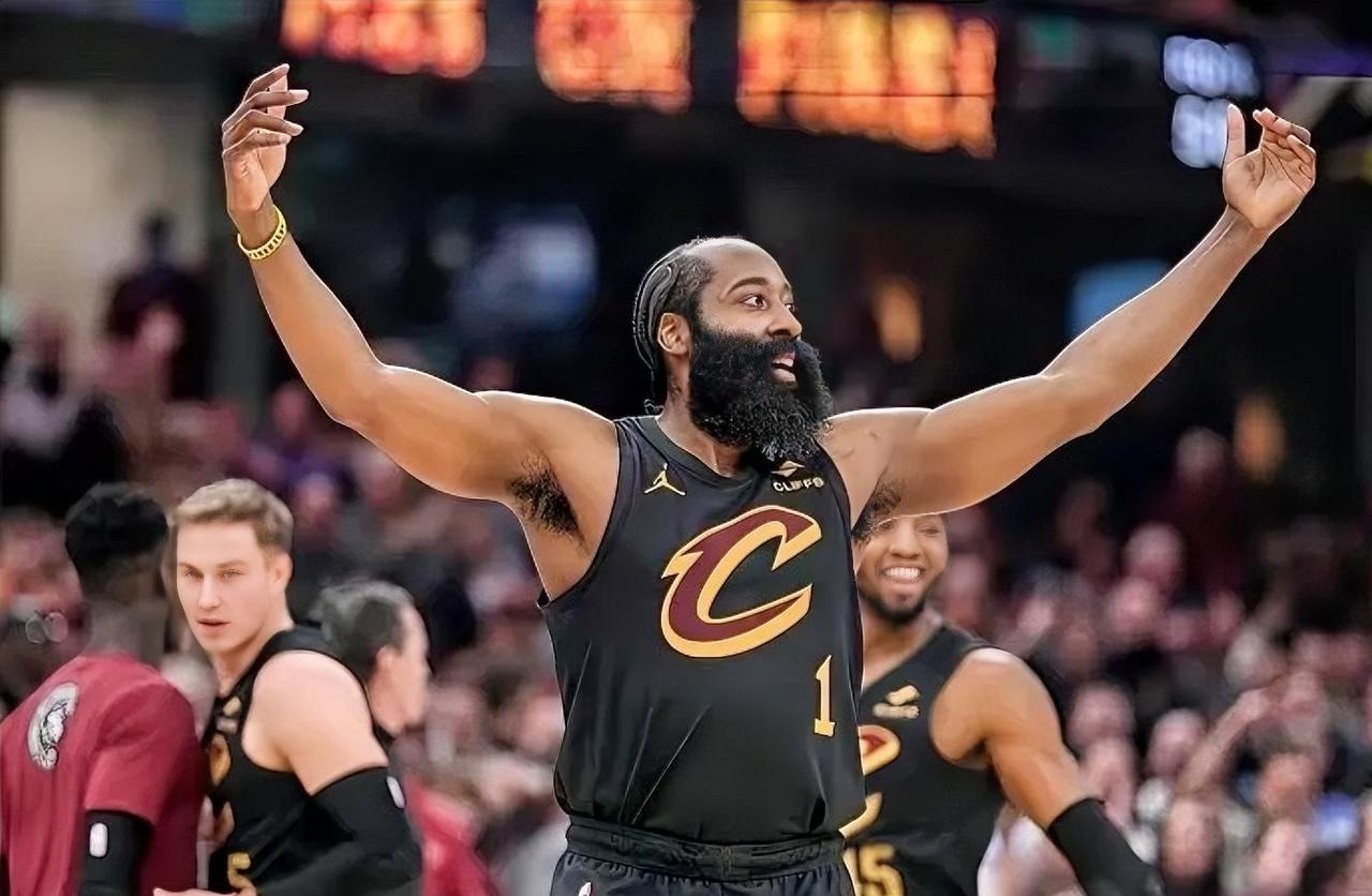 巨星和超巨还是有区别的！！！同样是打了16个赛季！！！！霍勒迪：本赛季目前