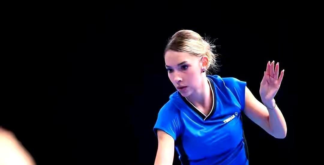 德国姑娘温特，手里拿的不是普通胶皮，是打乒乓球的“反诈神器”。别人狂转弧圈，她