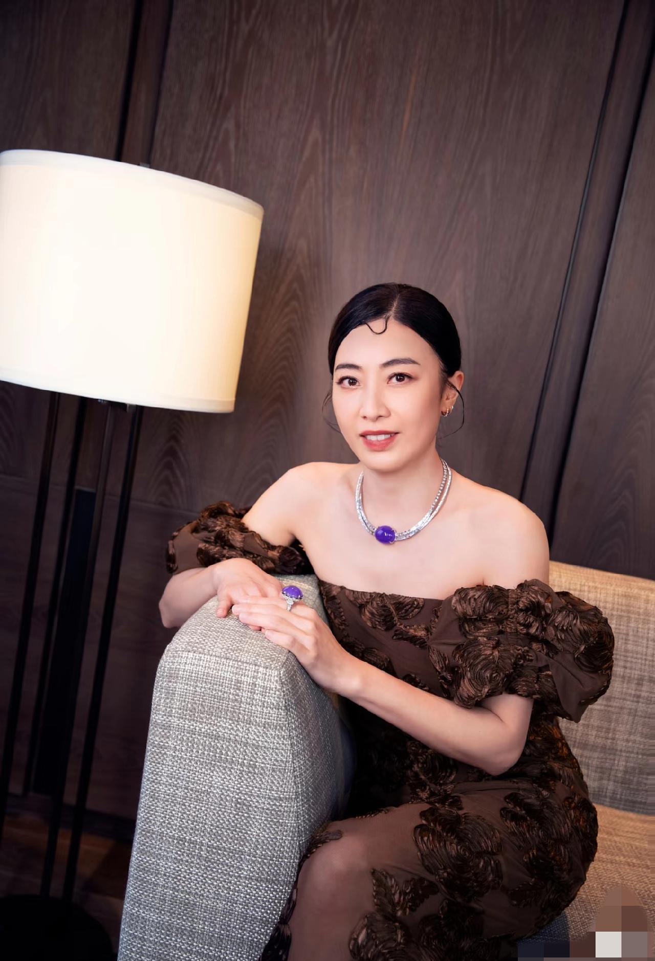 甘比终于撕掉了她身上最后一个标签。不是刘太。是“刘銮雄太太”那个“太太”。