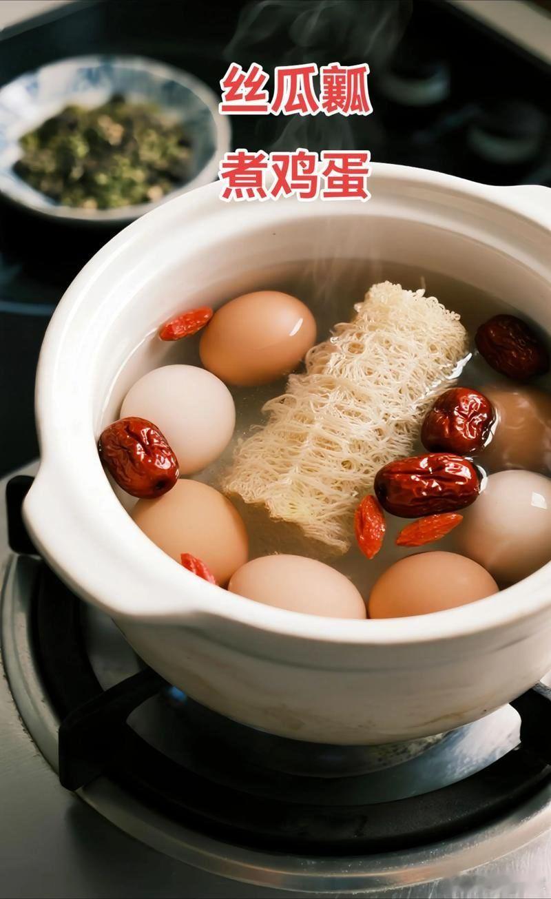 民间老话：丝瓜瓤子煮鸡蛋，胜过人参千千万。一到阴雨天，很多人腰酸腿疼，肩膀沉重，