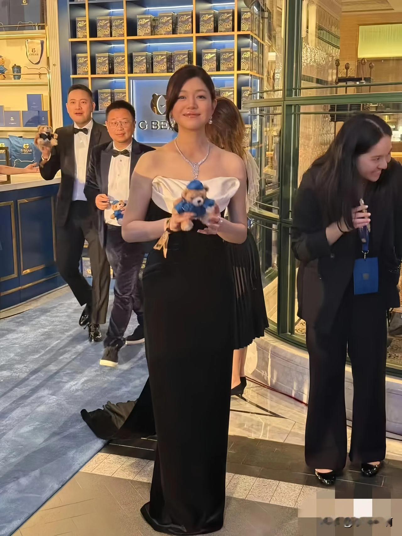 离婚后的陈妍希开始搞事业。和贝克汉姆，杜华，袁弘同框参加活动。路人视角下皮肤黝黑