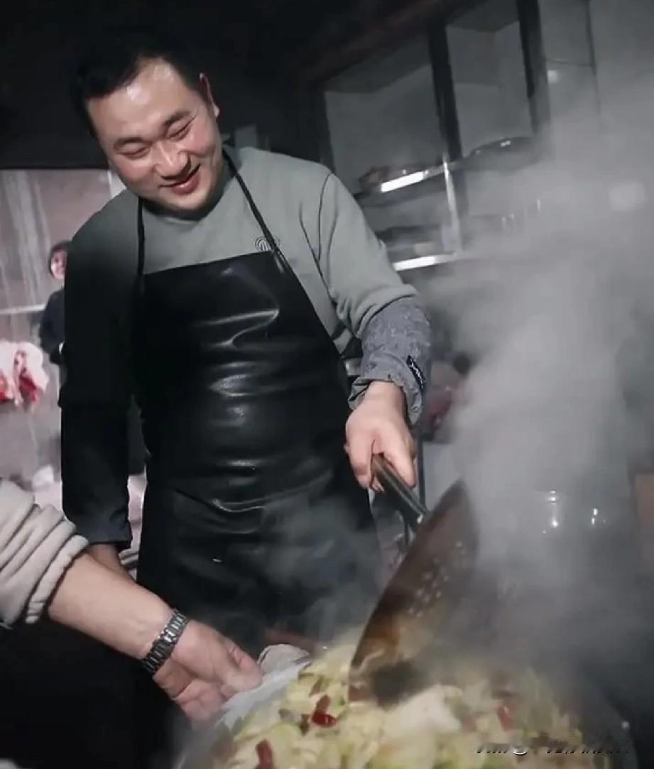 杀猪宴影响最大的压根不是呆呆，更不是洗碗的保时捷大哥，而是跑来凑热闹的赵