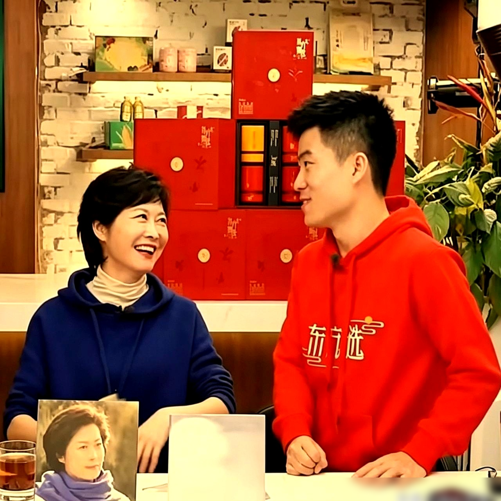 董宇辉被骂得最惨那阵子，敬一丹私下给他下过一个判断。两人2023年初在直播间聊过一次。敬一丹讲《焦点