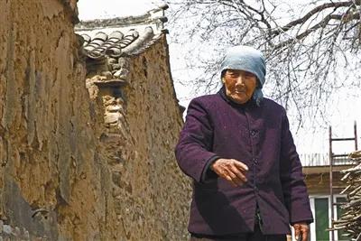 1943年，慰安妇曹黑毛生下了日本人的儿子，她狠心将孩子仍在山洞里，一边哭一边说