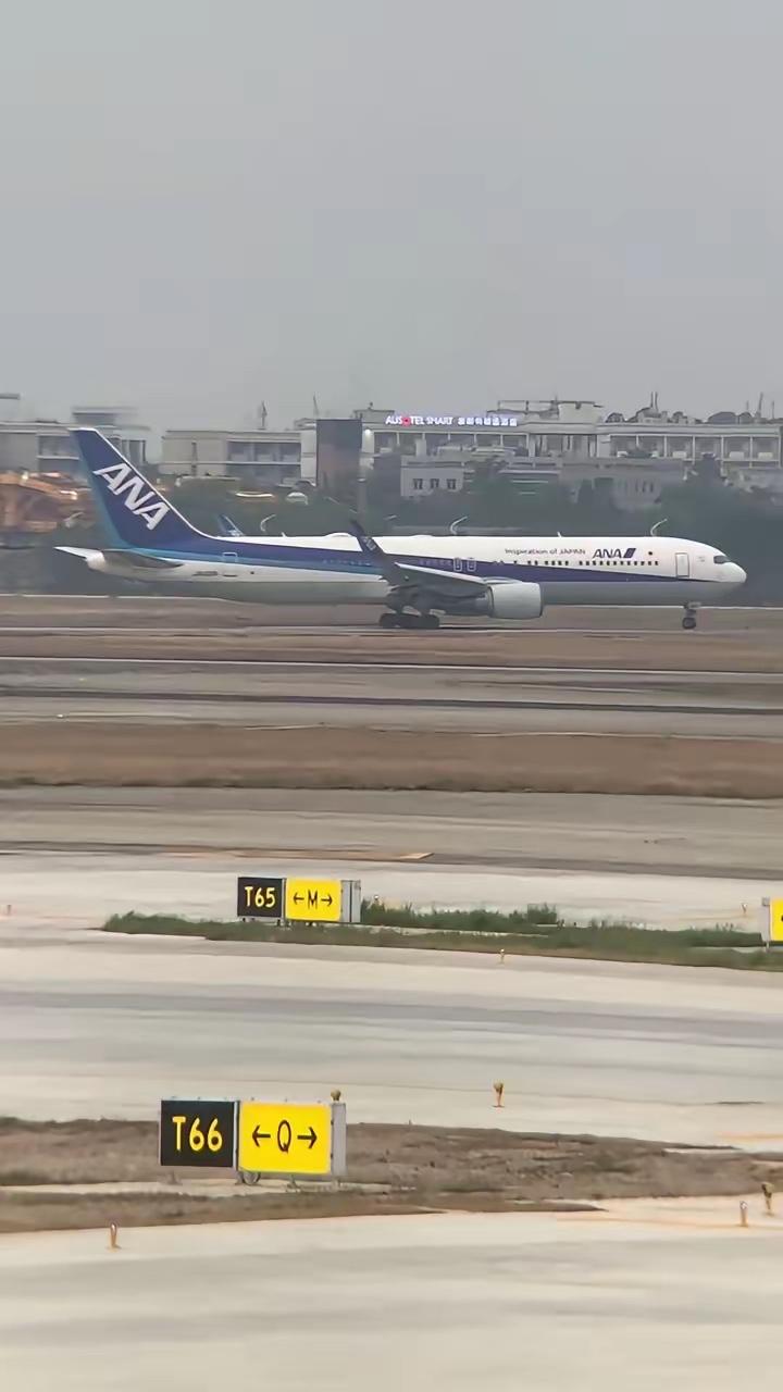 日本大飞机终于走了。这架全日空的飞机，载着一百九十名乘客，从广州白云机场出发