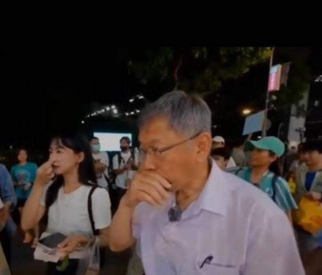 柯文哲突遭喷洒辣椒水。4月17日晚上8点50分左右，柯文哲陪着民众党台中市议