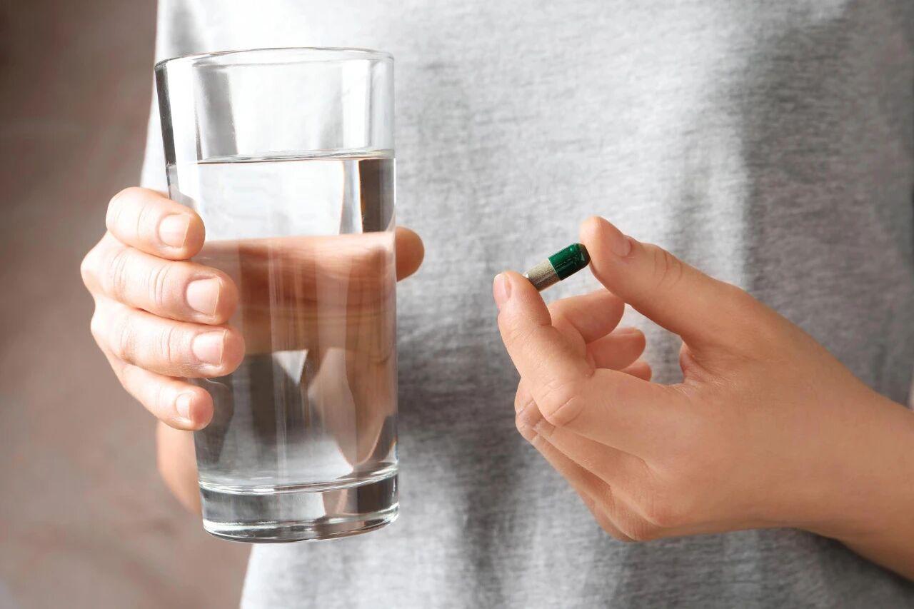 吃胶囊药，不要用热水送服上海交通大学医学院附属瑞金医院药剂科副主任石浩强指出