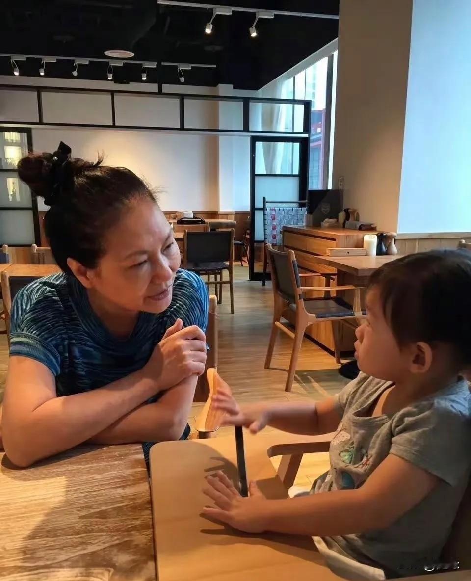 以后这样温馨的画面，大概率是不会再有了！自从大S离开后，S妈貌似就跟两个外孙断