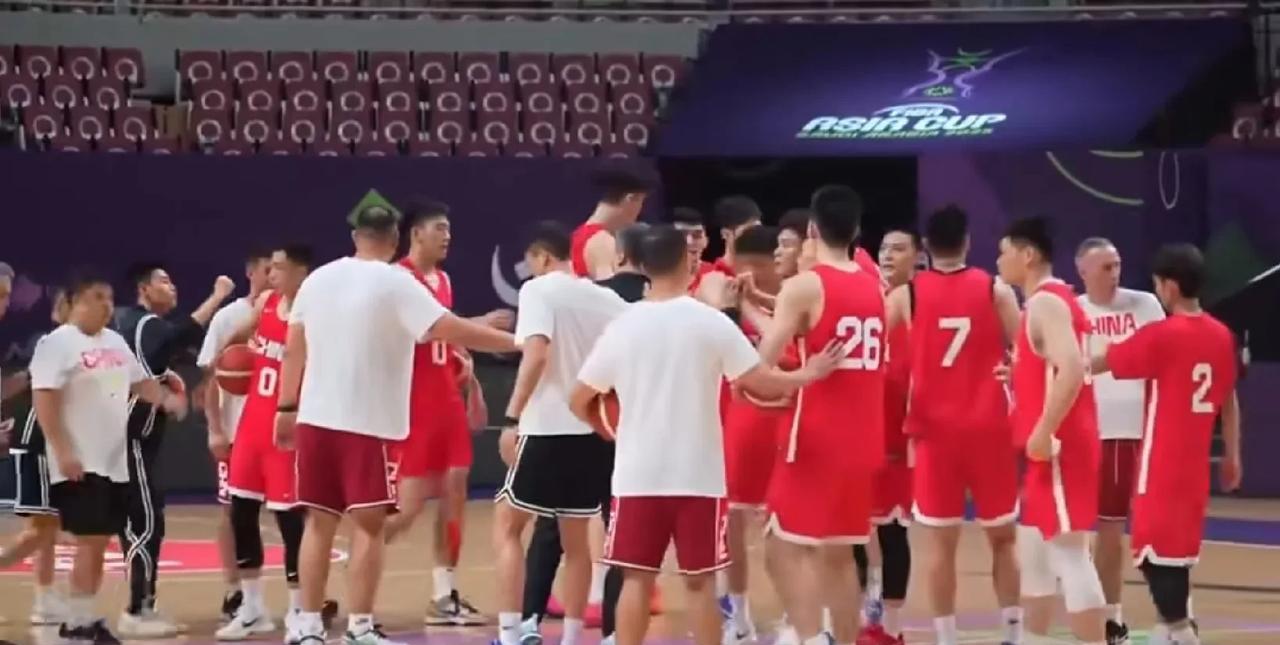 新任主席督战！中国男篮踩场训练！中国男篮今日即将迎来亚洲杯的的首个对手沙特队，