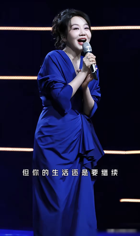 55岁闫妮，一身宝蓝色低胸裙，直接炸了大湾区晚会。那状态，皮肤紧致，锁骨能养鱼，腰线还在。跟魏大勋合