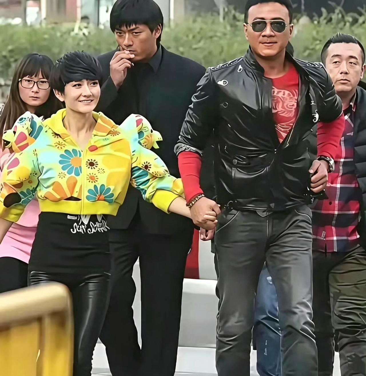 胡军拉着手的那个美女看着好眼熟，就是想不出名字来！​​​