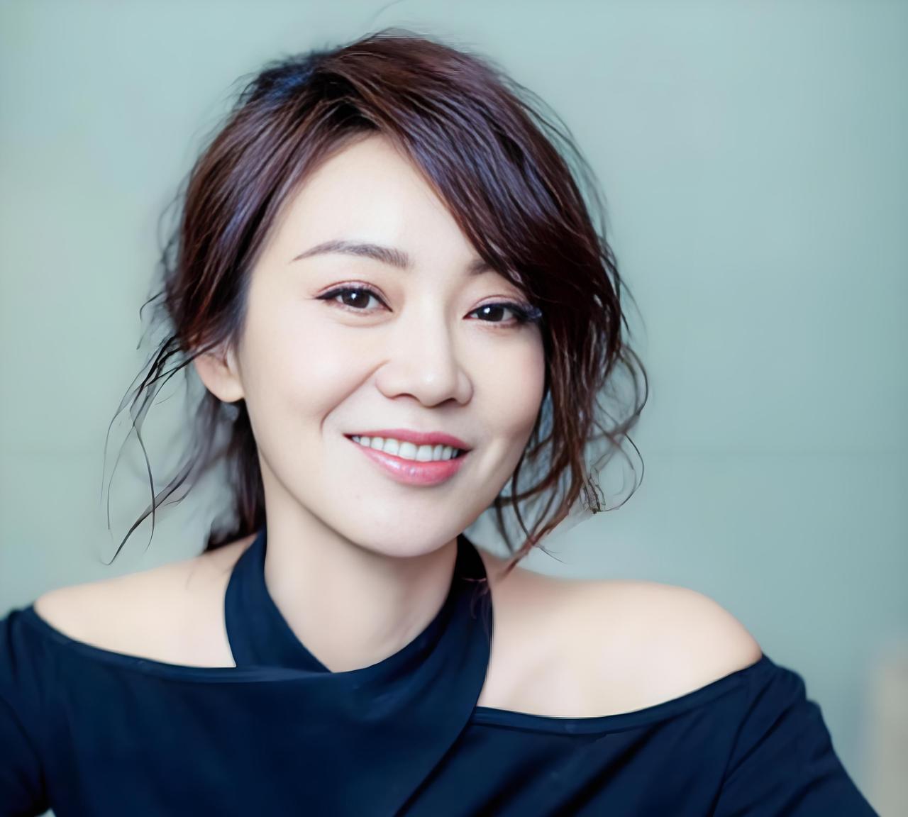 2004年，闫妮的丈夫邹伟突然提出离婚，他表示：20万的车子和100万的房子都不