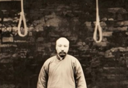 1927年，李大钊被刽子手绞刑架，随着一声“起”，李大钊直接被吊在半空中，谁料，