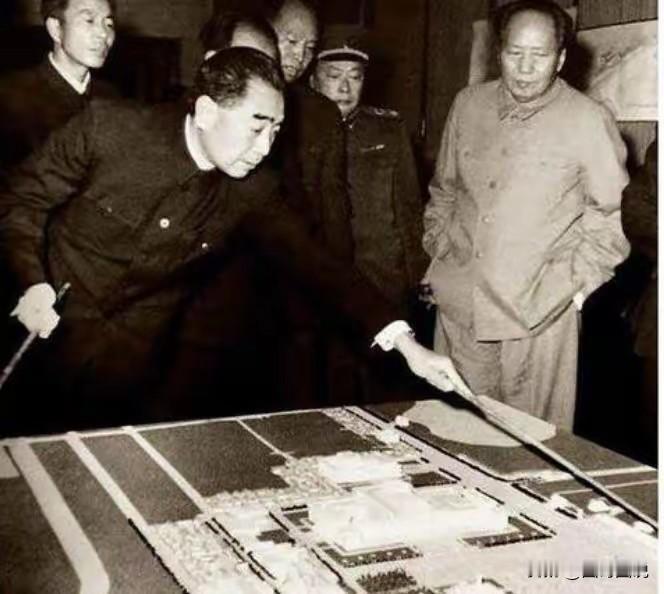 1958年，为了建设人民大会堂，向国庆十周年献礼，周总理亲自把关，彻夜不眠，在北