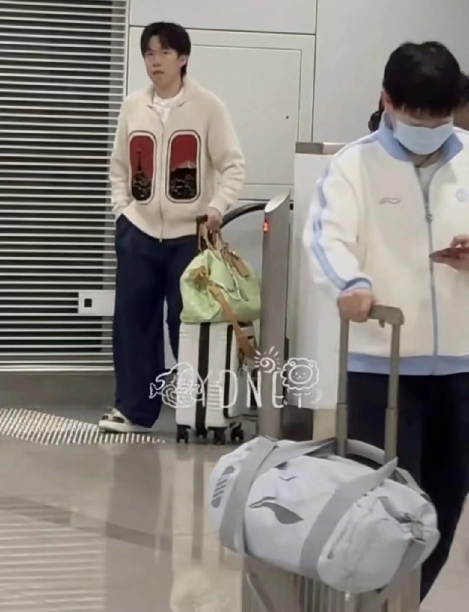 到达香港后终于看到同框了，只见王楚钦单手插兜，还看了镜头，莎莎低头看着手机
