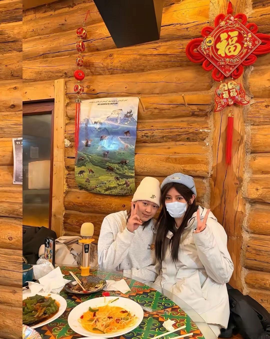 全红婵和朋友在新疆小木屋吃饭了，她们点的都是家常菜，一盘土豆丝都见底了，出来玩，